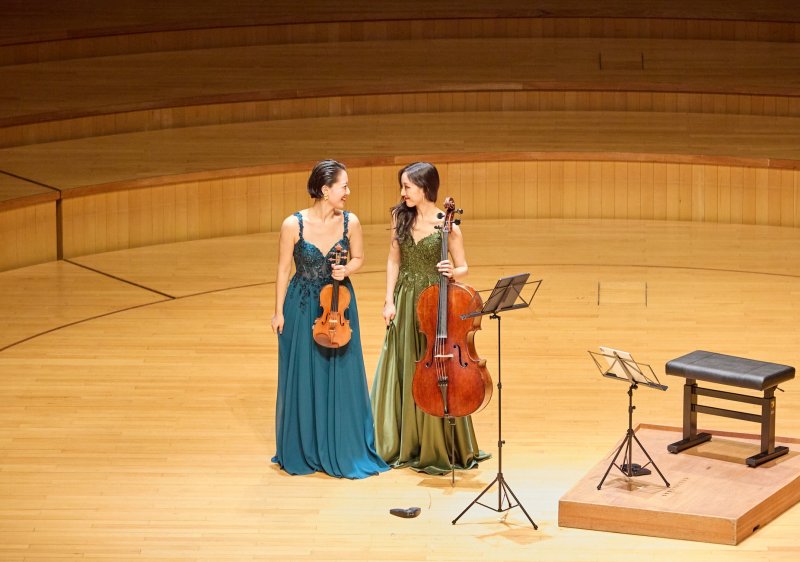 [서울=뉴시스] 지난달 30일 서울 송파구 롯데콘서트홀썬시티카지노 열린 '인 하우스 아티스트' 무대에 오른 첼리스트 최하영(오른쪽)과 바이올리니스트 최송하(사진=롯데문화재단 제공) 2025.05.03. photo@newsis.com *재판매 및 DB 금지