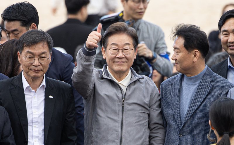 '골목골목 경청투어 : 동해안벨트편'에 나선 이재명 더불어민주당 대통령 후보가 3일 오후 강원 강릉시 안목해변에서 엄지척을 하고 있다. 2025.5.3/뉴스1 ⓒ News1 이재명 기자