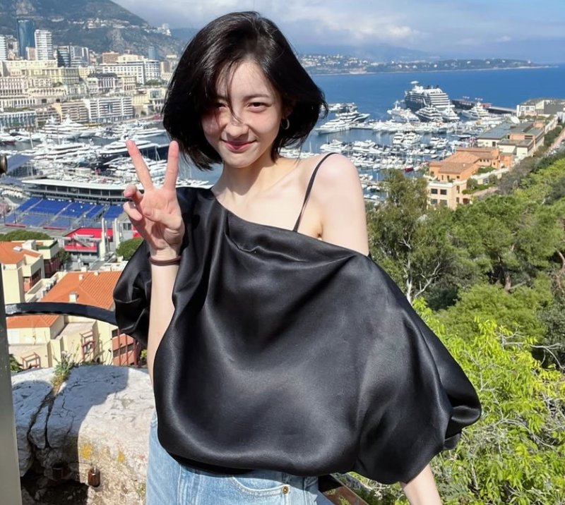 박지현, 한쪽 어깨 노출 파격패션…'섹시+청순+큐트'