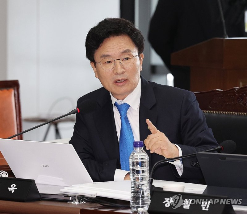 발언하는 정진욱 의원 (출처=연합뉴스)
