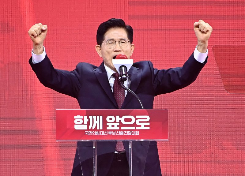 [고양=뉴시스] 고승민 기자 = 3일 경기 고양 킨텍스에서 열린 국민의힘 대선 후보 선출 전당대회에서 대선 후보로 선출된 김문수 후보가 수락연설을 하고 있다. (공동취재) 2025.05.03. photo@newsis.com