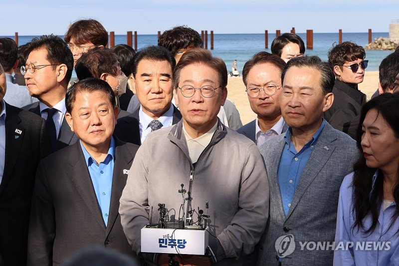 김문수 후보 선출 관련 질문에 답하는 이재명 후보 (출처=연합뉴스)