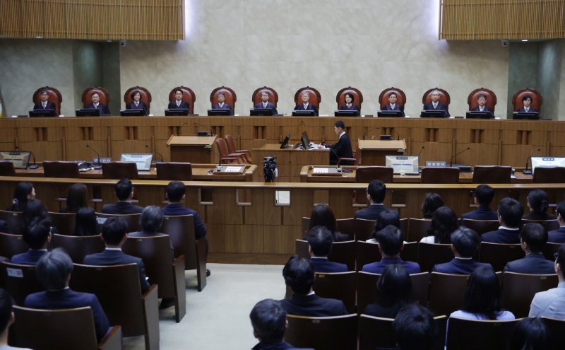 조희대 대법원장을 비롯한 대법관들이 1일 오후 이재명 더불어민주당 대통령 후보의 공직선거법 사건 전원합의체 선고를 위해 서울 서초구 대법원 대법정에 입장해 자리에 앉아 있다./사진=뉴스1