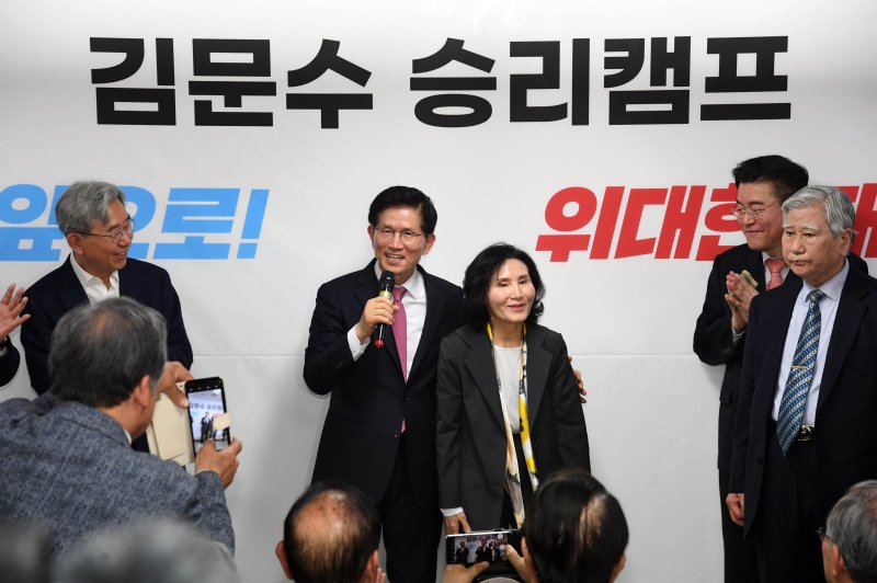 [서울=뉴시스] 고승민 기자 = 김문수 국민의힘 대선 경선 후보가 17일 오후 서울 여의도 대하빌딩에서 열린 선거사무소 개소식에서 부인 설난영 씨를 소개하고 있다. (공동취재) 2025.04.17. photo@newsis.com