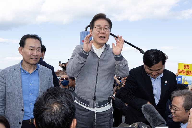 '골목골목 경청투어 : 동해안벨트편'에 나선 이재명 더불어민주당 대통령 후보가 3일 오후 강원 삼척시 삼척해수욕장에서 시민들을 향해 발언하고 있다. 2025.5.3/뉴스1 ⓒ News1 이재명 기자