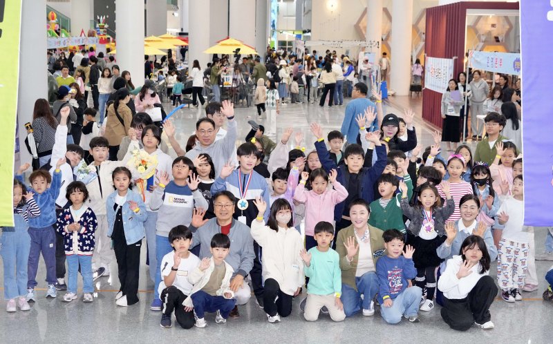 강기정 광주시장이 3일 시청 시민홀에서 열린 제103회 어린이날 행사에 참석해 어린이들과 기념촬영을 하고 있다.(광주시 제공. 재판매 및 DB 금지) 2025.5.3/뉴스1