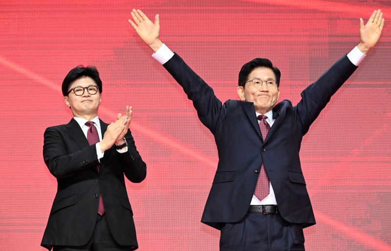[고양=뉴시스] 고승민 기자 = 3일 경기 고양 킨텍스에서 열린 국민의힘 대선 후보 선출 전당대회에서 최종 후보로 선출된 김문수 후보가 한동훈 후보의 축하를 받고 있다. (공동취재) 2025.05.03. photo@newsis.com