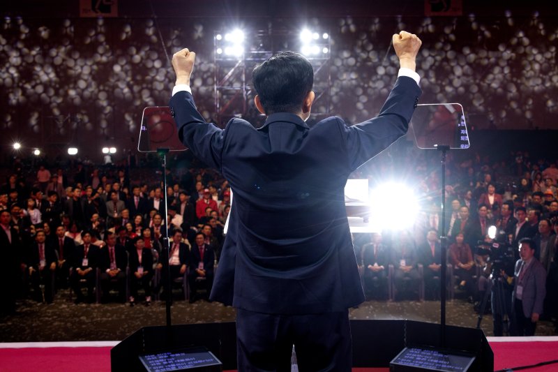 [고양=뉴시스] 고승민 기자 = 김문수 국민의힘 대선후보가 3일 오후 경기 고양시 킨텍스에서 열린 21대 대통령선거 후보자 선출을 위한 제5차 전당대회에서 대선후보로 선출된 뒤 두손을 들어 환호하고 있다. (공동취재) 2025.05.03. photo@newsis.com