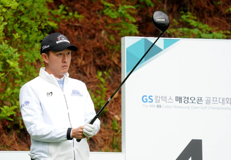 김백준이 3일 경기 성남의 남서울CC에서 열린 GS칼텍스 매경오픈 3라운드 4번홀에서 티샷을 준비하고 있다. (GS칼텍스 매경오픈 대회조직위원회)