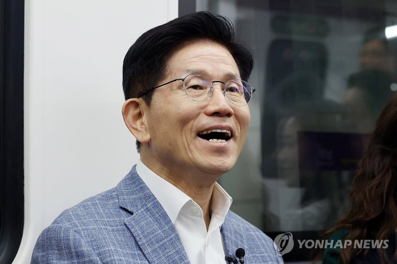 청년들과 대화 나선 국민의힘 김문수 후보 (출처=연합뉴스)