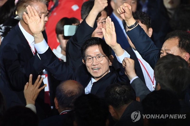 전당대회 입장하는 김문수 대선 경선 후보 (출처=연합뉴스)
