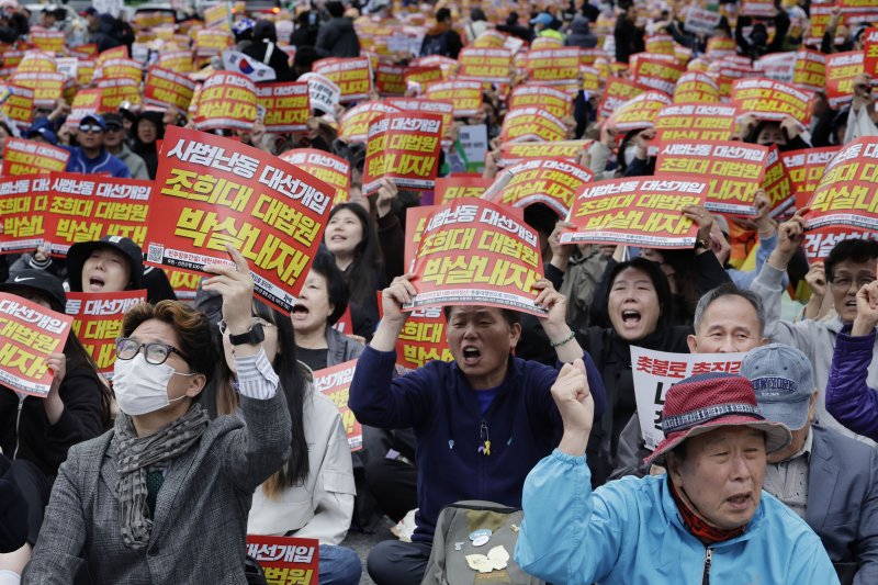 [서울=뉴시스] 최동준 기자 = 촛불행동이 3일 서울 서초구 대법원 인근에서 집회를 열고 대법원 규탄, 대선개입 중지를 촉구하고 있다. 2025.05.03. photocdj@newsis.com