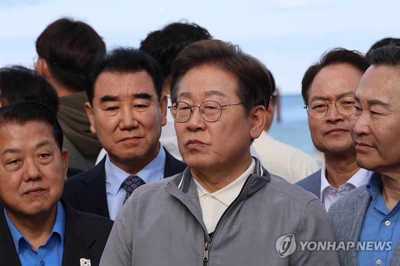 김문수 후보 선출 관련 질문에 답하는 이재명 후보 (출처=연합뉴스)