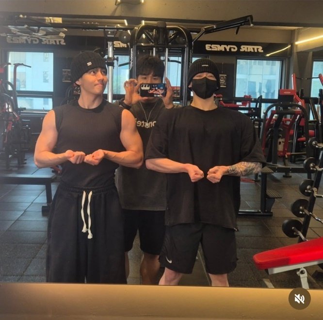 BTS 뷔·정국, 군 복무 중 '벌크업'…떡 벌어진 어깨 [N샷]