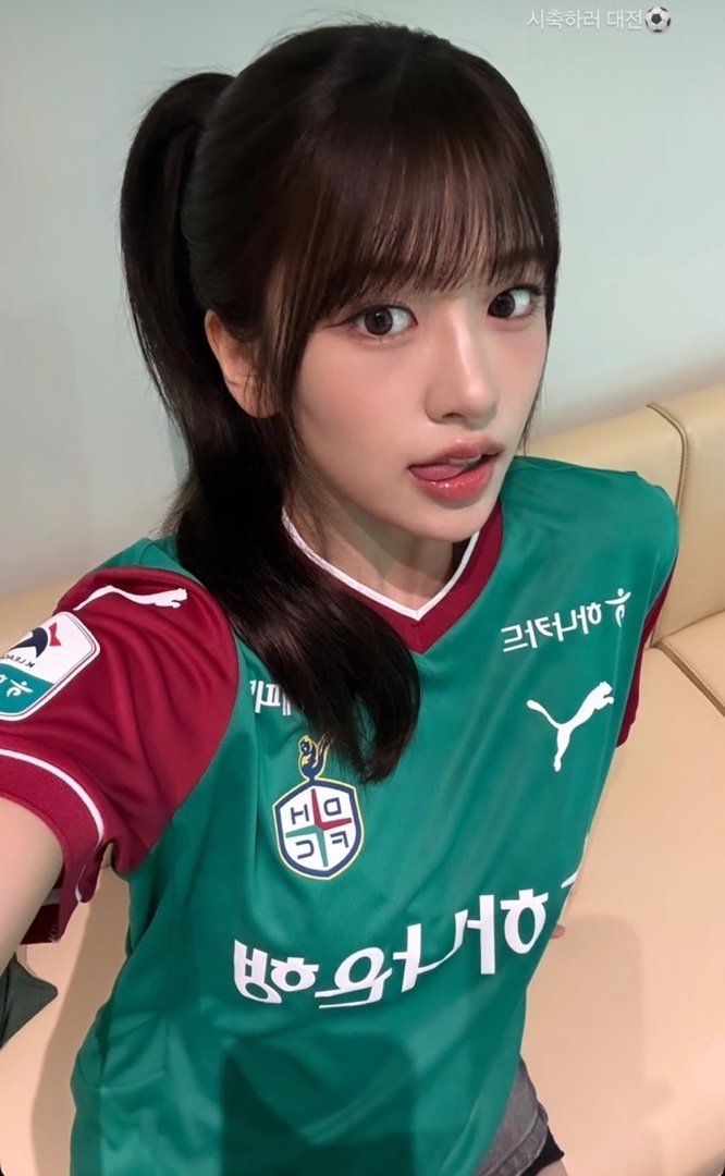안유진, 축구 유니폼도 찰떡…'시축 여신' 변신 [N샷]