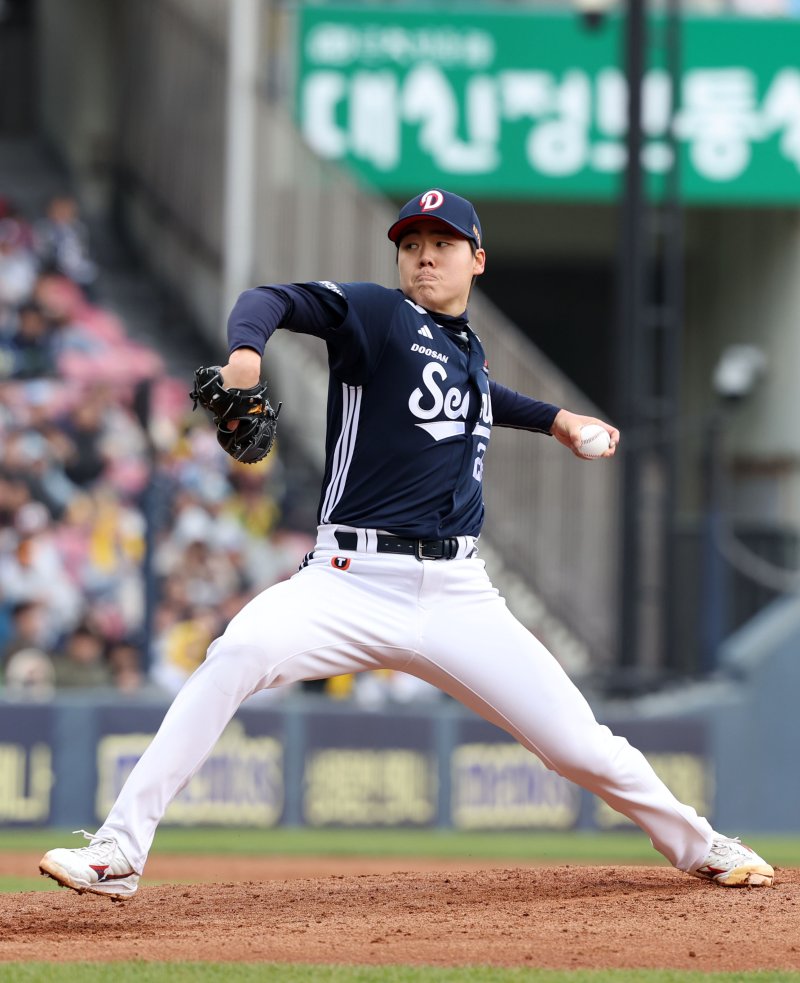 [서울=뉴시스] 김선웅 기자 = 13일 서울 송파구 잠실야구장에서 열린 2025 프로야구 두산 베어스와 LG 트윈스의 경기, 두산 선발투수 최승용이 역투하고 있다. 2025.04.13. mangusta@newsis.com