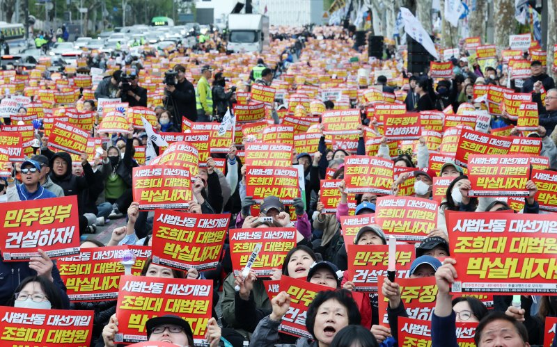 3일 오후 서울 서초구 대법원 앞에서 열린 촛불행동 주최 제138차 촛불대행진에서 참가자들이 대법원의 이재명 더불어민주당 대선 후보에 대한 공직선거법 위반 사건 판결을 규탄하는 구호를 외치고 있다. 2025.5.3/뉴스1 ⓒ News1 오대일 기자