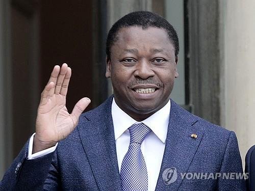 대통령에서 각료회의 의장으로 모자 바꿔 쓴 포르 냐싱베 토고 수반 (출처=연합뉴스)