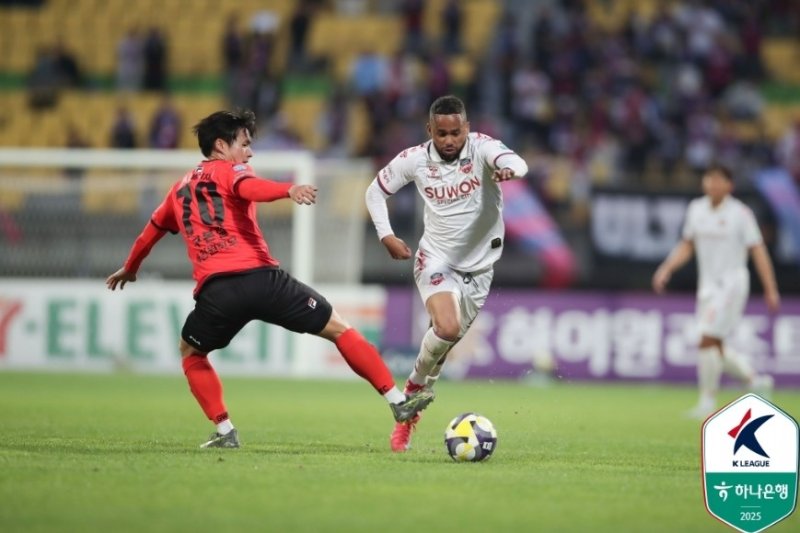 강원 구본철과 수원FC 안데르손 (출처=연합뉴스)