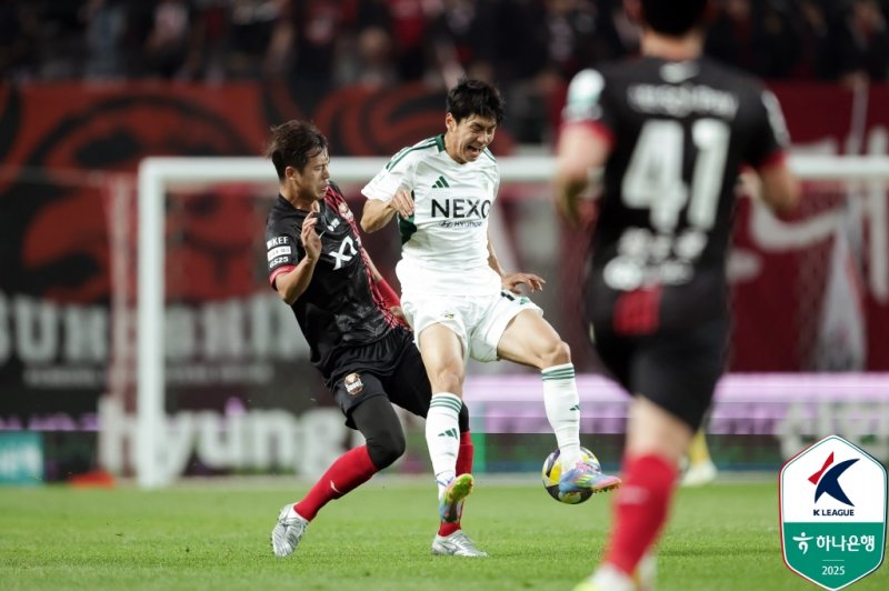 [서울=뉴시스] 프로축구 K리그1 FC서울 김주성과 전북현대의 전진우. (사진=한국프로축구연맹 제공) *재판매 및 DB 금지