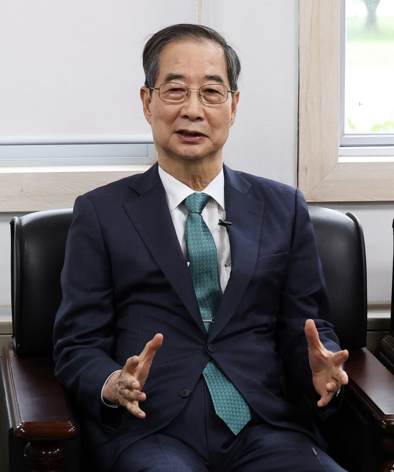 한덕수 무소속 대선 예비후보가 3일 오후 서울 영등포구 헌정회에서 정대철 헌정회장을 예방하며 인사말을 하고 있다. 2025.5.3/뉴스1 ⓒ News1 오대일 기자