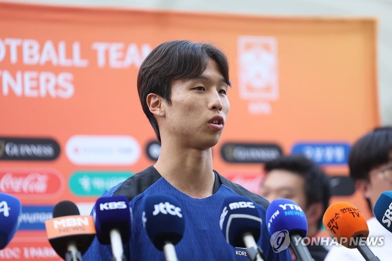 취재진과 인터뷰하는 엄지성 (출처=연합뉴스)