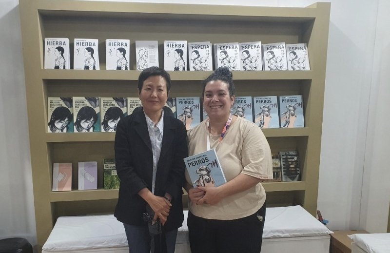 독자 나디아 씨와 사진 촬영하는 김금숙 작가 (출처=연합뉴스)