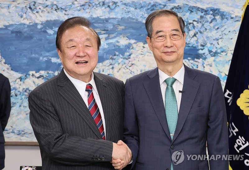 정대철 헌정회장과 악수하는 한덕수 전 총리 (출처=연합뉴스)