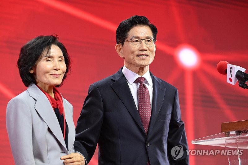 아내 소개하는 김문수 후보 (출처=연합뉴스)