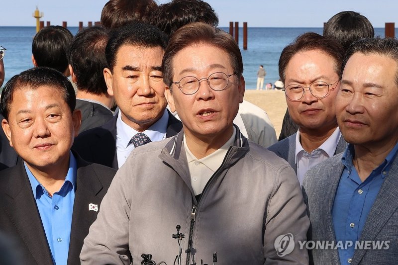 김문수 대선 후보 선출 관련 질문에 답하는 이재명 후보 (출처=연합뉴스)