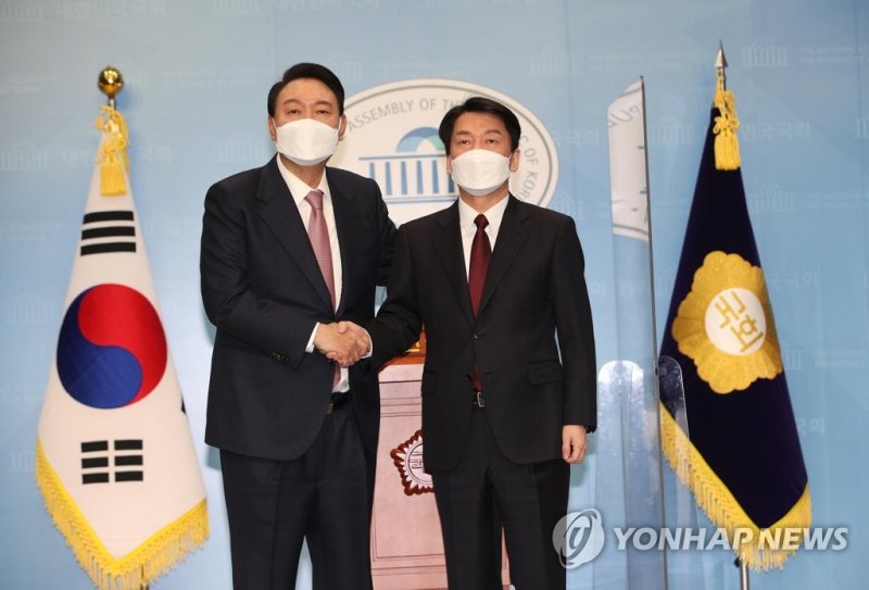 악수하는 윤석열·안철수 (출처=연합뉴스)