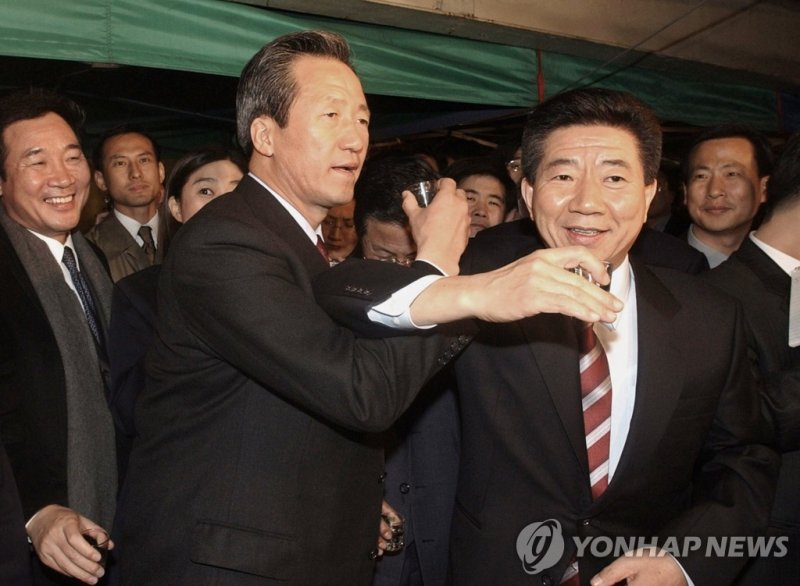 <盧전대통령 서거> `盧와의 인연' , 盧.鄭 러브 샷 (출처=연합뉴스)