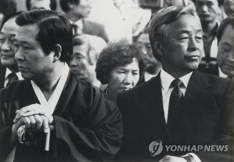 고개돌린 김영삼과 김대중 (출처=연합뉴스)