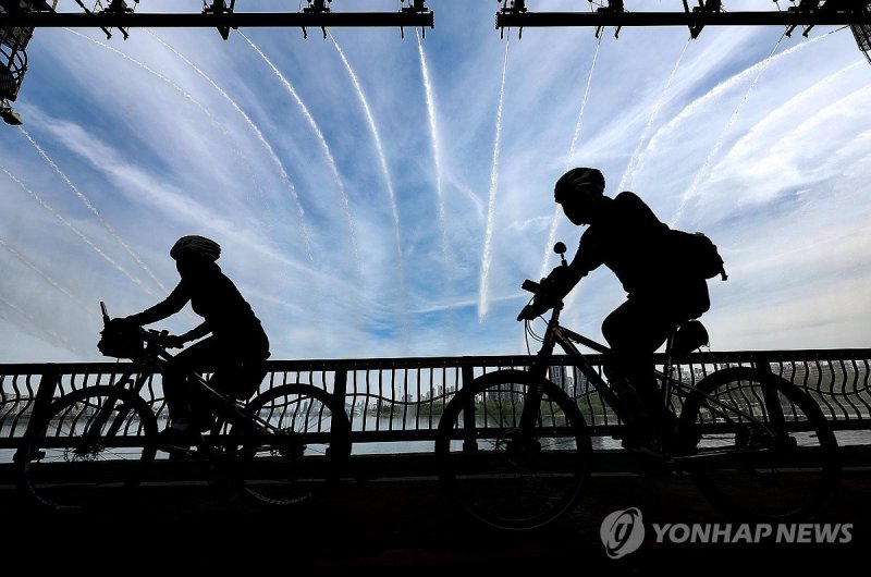'분수 안 그늘에서 피하는 더위' (출처=연합뉴스)