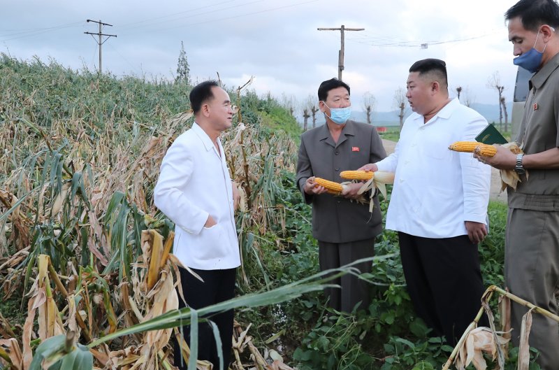 (평양 노동신문=뉴스1) = 김정은 북한 노동당 총비서 앞에서 옷에 손을 넣고 있는 조용원 당비서. [국내에서만 사용가능. 재배포 금지. DB 금지. For Use Only in the Republic of Korea. Redistribution Prohibited] rodongphoto@news1.kr
