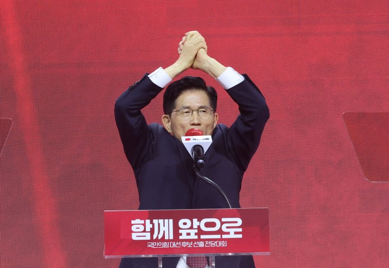 [고양=뉴시스] 고승민 기자 = 3일 경기 고양 킨텍스에서 열린 국민의힘 대선 후보 선출 전당대회에서 대선 후보로 선출된 김문수 후보가 수락연설을 하고 있다. (공동취재) 2025.05.03. photo@newsis.com