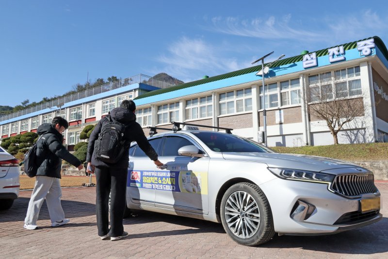 [임실=뉴시스] 전북 임실의 한 중학생이 군에서 운영 중인 이용료 500원의 농촌학생 통학택시를 이용하는 모습. 2025.05.04. (사진=임실군 제공) photo@newsis.com *재판매 및 DB 금지