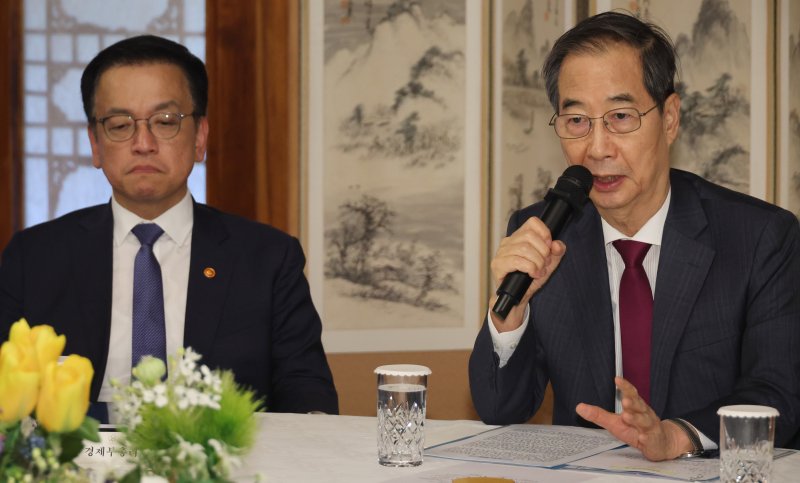 [서울=뉴시스] 조수정 기자 = 한덕수 대통령 권한대행 국무총리가 14일 서울 공관에서 열린 경제안보전략 TF 회의를 주재하고 있다. 왼쪽은 최상목 경제부총리 겸 기획재정부 장관. (대통령실통신사진기자단) 2025.04.14. chocrystal@newsis.com