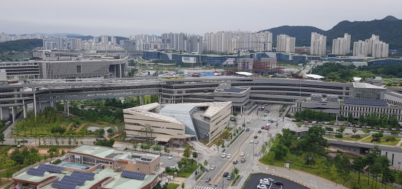 세종시 어진동 정부세종청사 뒤로 아파트 단지가 보이고 있다. 뉴시스 자료사진.