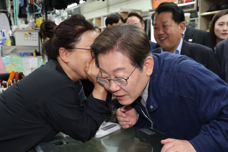 [화천=뉴시스] 조성우 기자 = 민심을 청취하는 '경청 투어'에 나선 이재명 더불어민주당 대선후보가 2일 오후 강원도 화천군 화천공영버스터미널 인근의 한 군장점에서 상인의 말에 귀를 기울이고 있다. (공동취재) 2025.05.02. photo@newsis.com