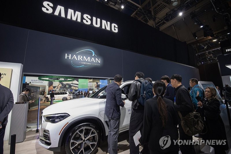 하만 전장사업 관람하는 CES 관람객 (출처=연합뉴스)