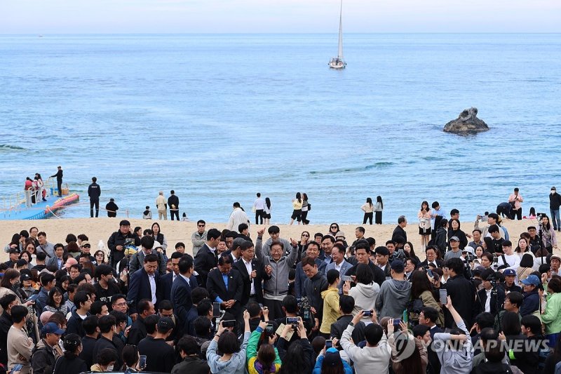 '동해안벨트' 경청투어 나선 이재명 후보 (출처=연합뉴스)