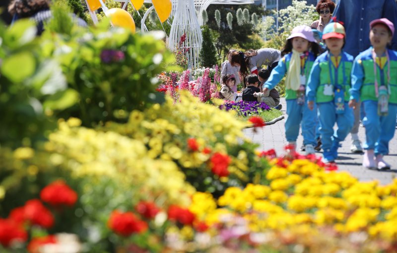 2일 부산 부산시민공원 다솜광장에서 열린 제5회 부산 봄꽃 전시회를 찾은 어린이들이 봄꽃을 구경하고 있다. 2025.5.2/뉴스1 ⓒ News1 윤일지 기자
