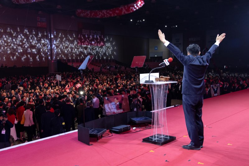 김문수 국민의힘 대통령 후보가 3일 오후 경기 고양시 킨텍스에서 열린 5차 전당대회에서 최종 후보로 확정된 뒤 두팔을 번쩍 들고 있다. (공동취재) 2025.5.3/뉴스1 ⓒ News1 김민지 기자