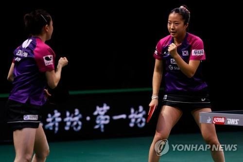 더빈 세계선수권의 신유빈(오른쪽)과 전지희의 파이팅 (출처=연합뉴스)