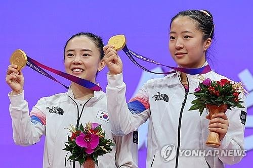 항저우 아시안게임 여자복식 금메달을 딴 신유빈(오른쪽)과 전지희 (출처=연합뉴스)