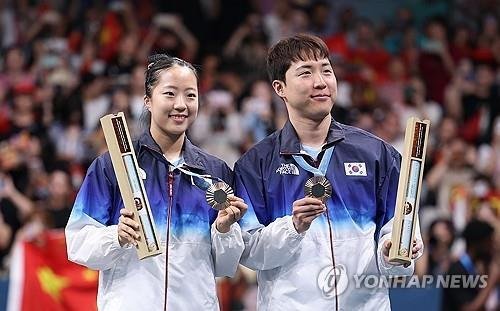 파리 올림픽 혼합복식 동메달을 딴 신유빈(왼쪽)과 임종훈 (출처=연합뉴스)