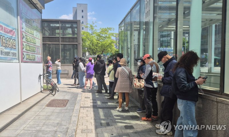 유심 교체하기 위해 대기 중인 SKT 이용자들 (출처=연합뉴스)