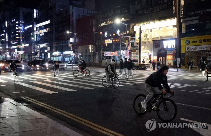 위험천만한 자전거 운행 (출처=연합뉴스)
