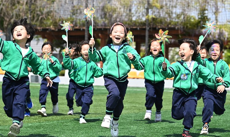[수원=뉴시스] 김종택 기자 = 30일 경기 수원시 장안구 수원체육관에서 열린 '어린이 한마당'행사에 참가한 어린이들이 바람개비를 들고 즐거워하고 있다. 기사 내용과는 무관. 2025.04.30. jtk@newsis.com